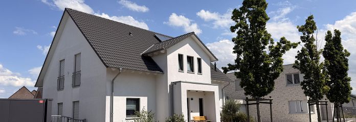 Modernes freistehendes Einfamilienhaus mit viel Platz & großem Garten | Baujahr 2021 – Straßenansicht - Zufahrtsseite