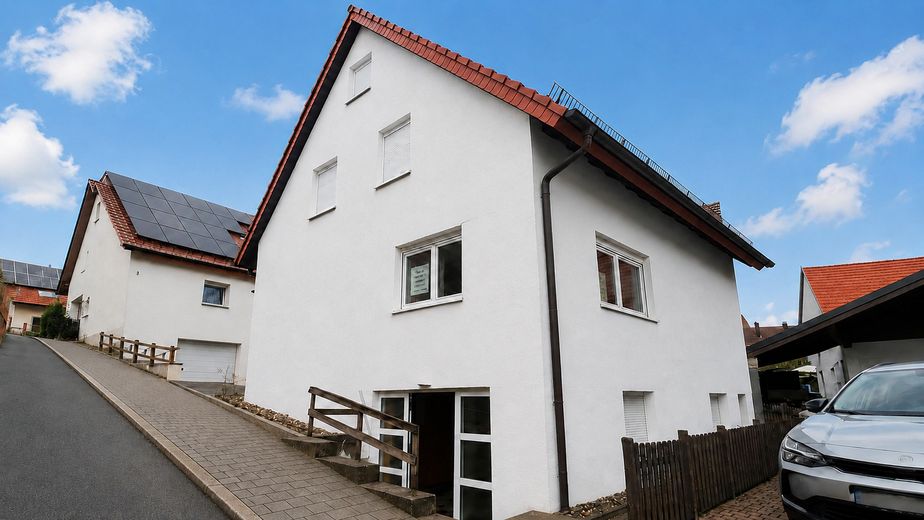 PROVISIONSFREI: Viel Platz für Generationen – Haus mit Einliegerwohnung & Scheune nahe Porsche – KI-gestützte Visualisierung