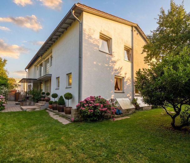 Rosenheim’de merkeze yakın bahçeli ve garajlı ikiz ev, komisyonsuz – Hausansicht