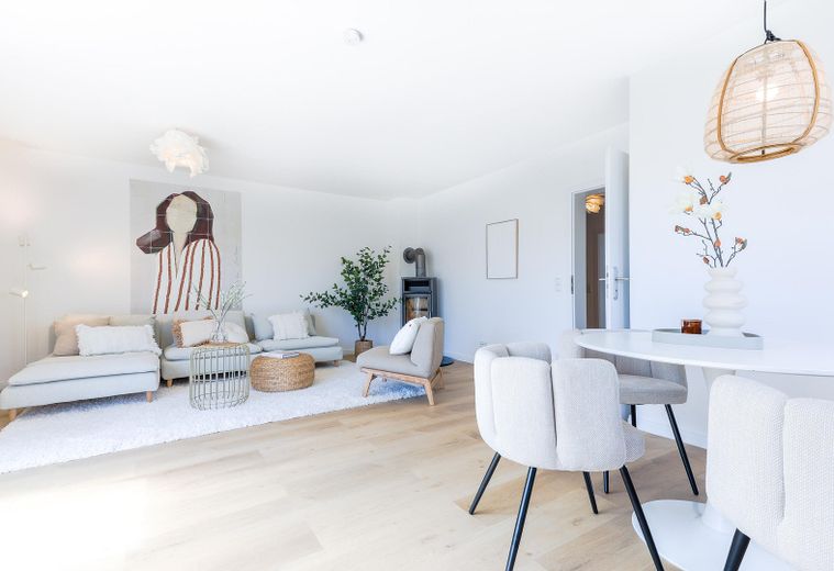 ***Provisionsfrei: Moderne Doppelhaushälfte  - sofort einziehen und wohlfühlen!*** – Wohnzimmer mit Essbereich