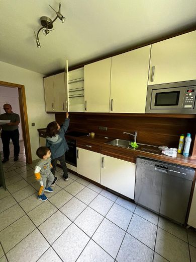 Geschmackvolle 3,5-Zimmer-Wohnung in Holthausen mit gut ausgestattetem Wohnbereich, Balkon und EBK – Küche