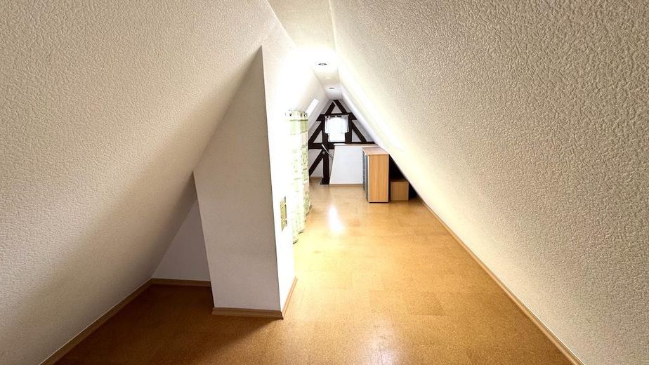 Fachwerk trifft Sandstein: Ein Haus mit Charakter und großzügigem Raumangebot – Spitzboden