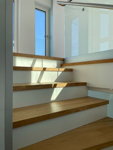 Luxus-Penthouse-Wohnung in traumhafter Lage mit Privatseenutzung – Treppe I