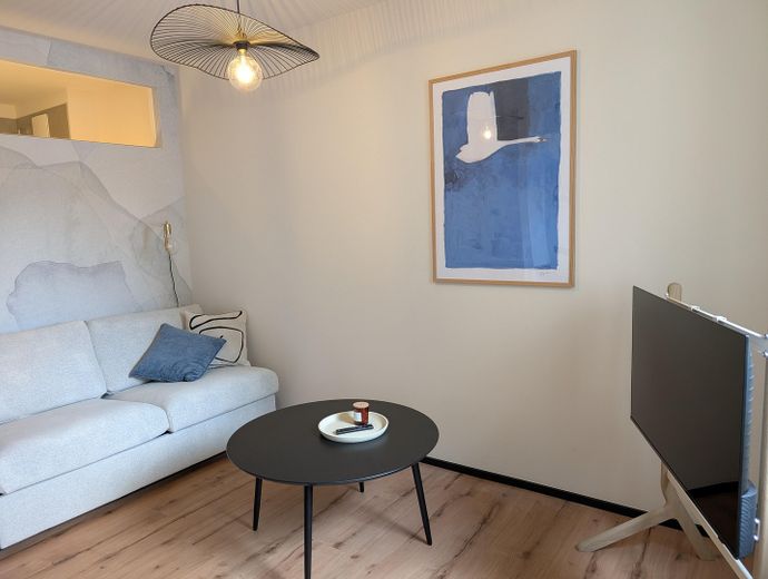 Voll möbliertes Apartment als Zweitwohnsitz auf Zeit im Zentrum von Greifswald – Wohnbereich mit Schlafsofa