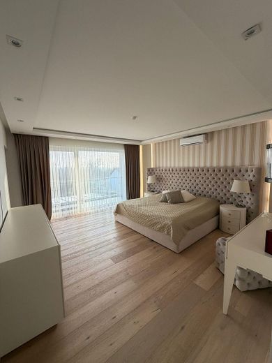 Großzügiges Hauptschlafzimmer