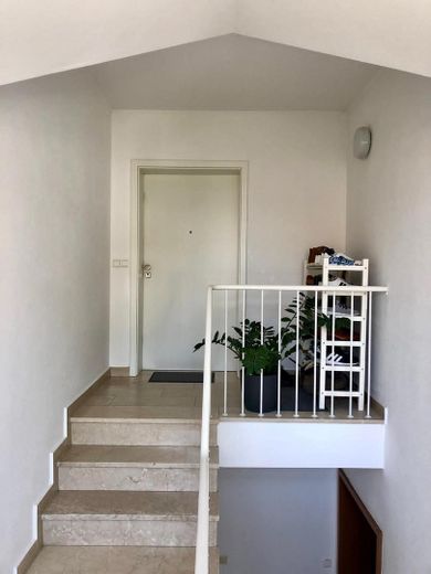 Exklusive Dachgeschosswohnung in Alleinlage – 2 Balkone - 2 Bäder – Eingangstür mit Vorplatz