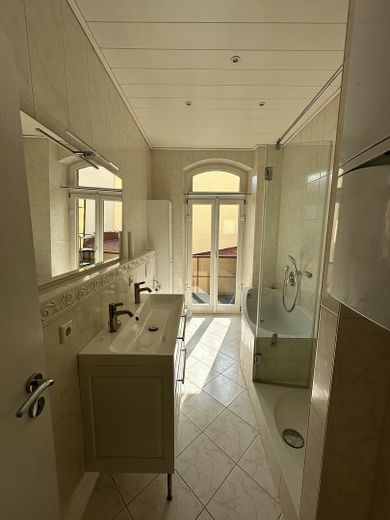Geräumige 5-Zimmer-Wohnung in Toplage - einziehen und wohlfühlen – Badezimmer