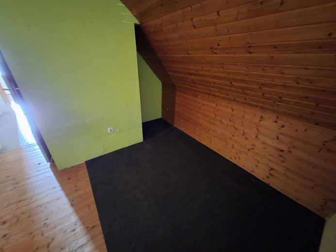 Nbg-Gaismannshof’ta inci - Tek ailelik ev (veya 3 odalı mutfak-banyo zemin kat + 2 odalı mutfak-banyo çatı katı) ve büyük, sakin bahçe – Schlafz. mit schöner Niesche