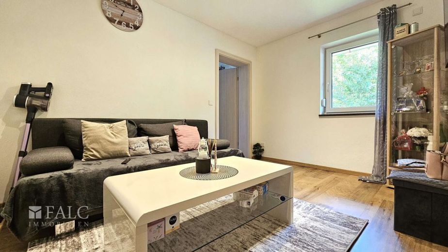 Zweifamilienhaus mit Potenzial in Landau a. d. Isar - zwei Wohneinheiten, Garage &amp; Garten – Wohnung - Wohnzimmer