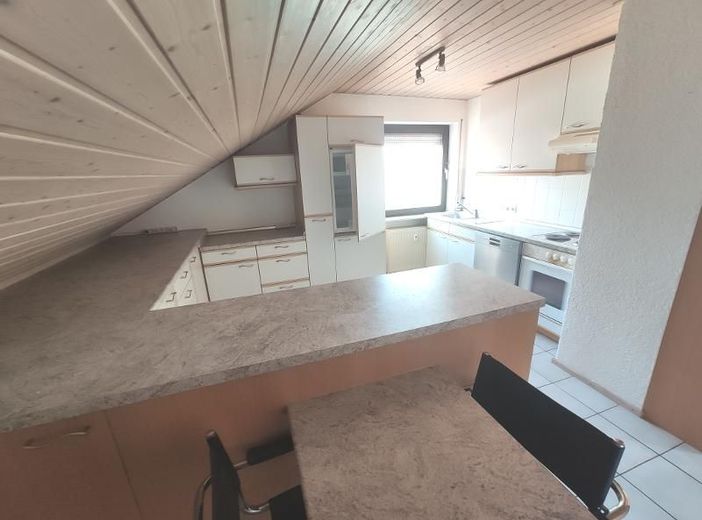 3 Zi. DG Wohnung mit Küche, Gartenmitbenutzung und Stellplatz – Küche Bild 4