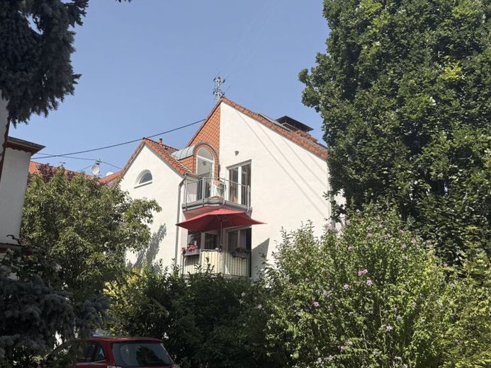 Aantrekkelijke belegging in Frankfurt: Ruim 3-kamerappartement met twee balkons & parkeerplaats – Foto 1