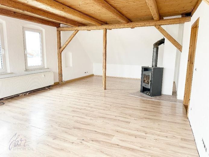 ***VIEL PLATZ &amp; BESONDERER WOHNCHARAKTER - 6-ZIMMER-MAISONETTE MIT KAMIN*** ab demnächst zu vermieten – Wohnzimmer mit Kaminofen &amp; Holzbalkendecke - untere Wohnebene