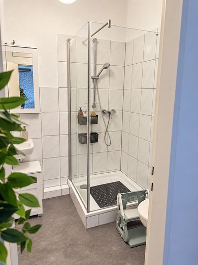 114 m² Loftwohnung mit hohen Decken, Einbauküche, Balkon & Garage – zentral in Pforzheim – Gäste WC mit Dusche 