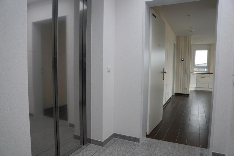 Markdorf’ta Alpler manzaralı, asansörlü ve küçük bir konut kompleksinde güneş alan 2,5 odalı çatı katı dairesi – Fotoğraf 6