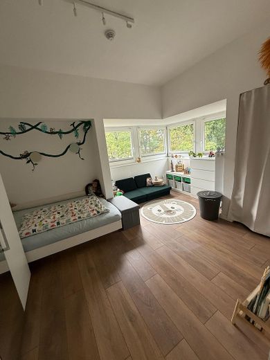 Stilvolles Einfamilienhaus mit 1.800 m2 Südgrundstück und hochwertiger Ausstattung – Kinderzimmer OG