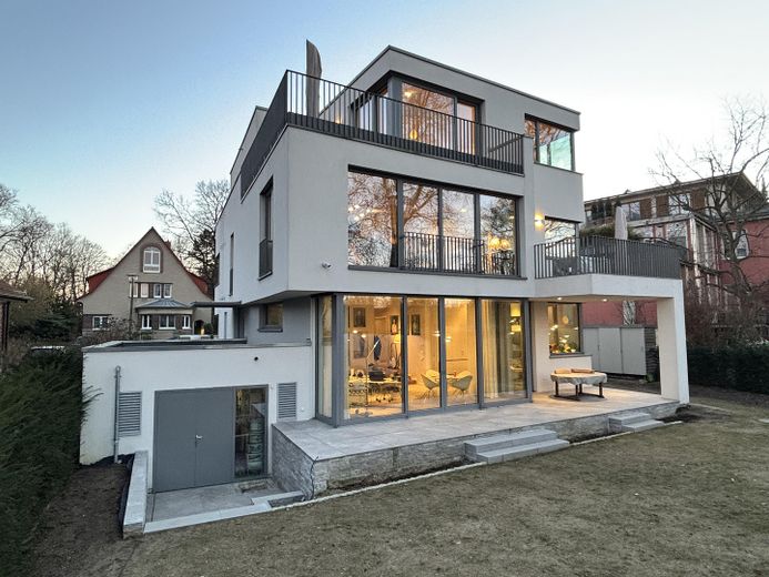 Vistas despejadas de 180° al Spree y vistas a zonas verdes - ático tipo maisonette en casa de tres viviendas – Ansicht NO in Dämmerung