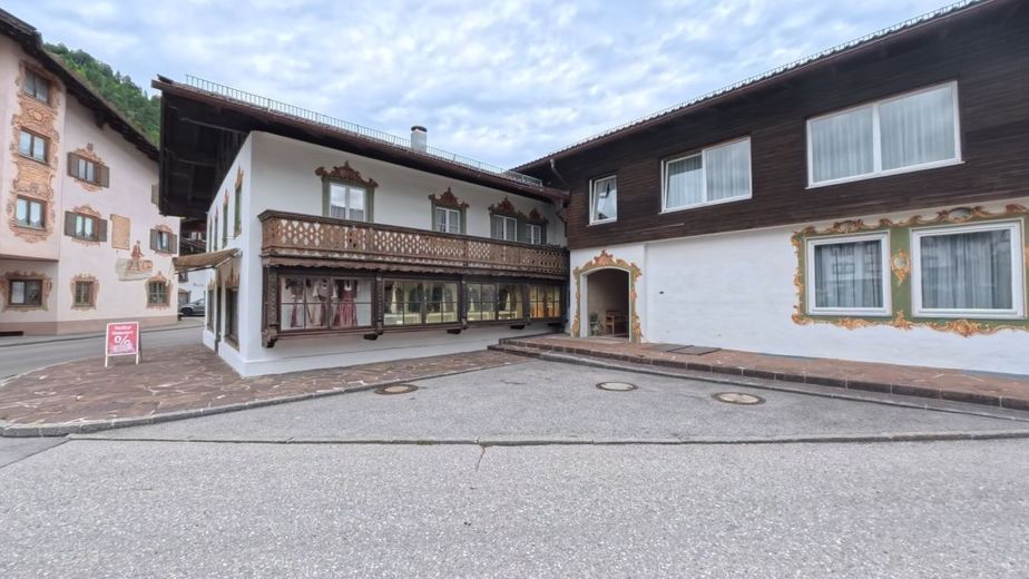 Drei Gewerbeeinheiten am Dorfplatz - einzeln oder gemeinsam anmietbar – Außenansicht
