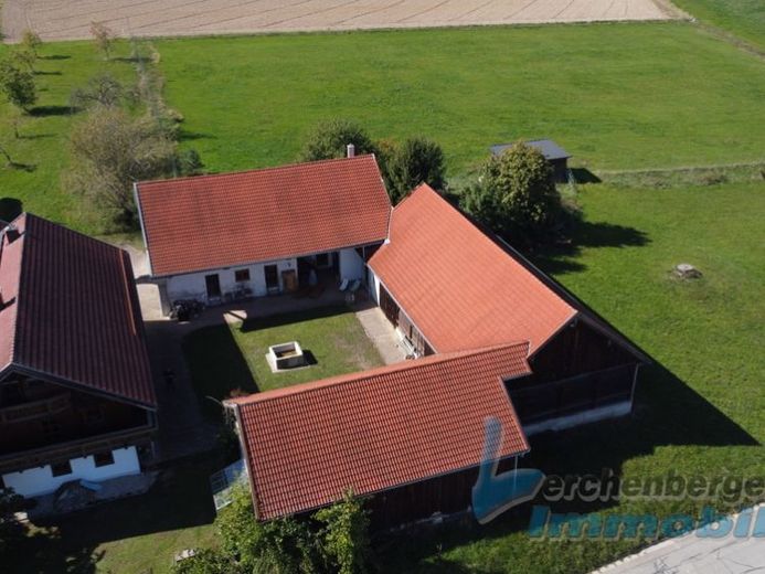 Ex casale a corte quadrangolare in posizione rurale ai margini del paese, nel distretto di Rottal-Inn – Foto 1
