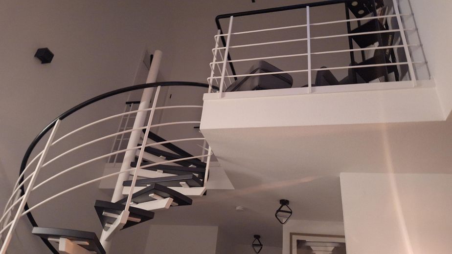 Occasione unica - Lussuoso appartamento duplex di 4,5 locali con vasca idromassaggio ecc. – Wendeltreppe und Galerie