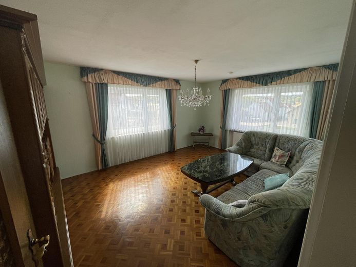 Freistehendes Einfamilienhaus mit großem Grundstück und viel Potenzial in Kühbach – Wohnzimmer EG