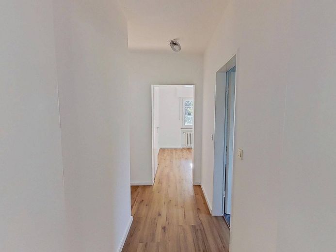 Huzurlu konumda modern yaşam: BALKONLU ve küvetli banyolu geniş 3 odalı daire – Ansicht II: Flur