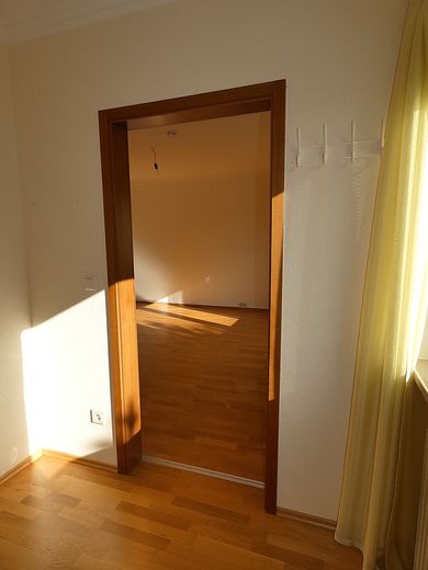 Attraktive und ruhige Wohnung in 95138 Bad Steben. – Blick vom Schlafbereich
