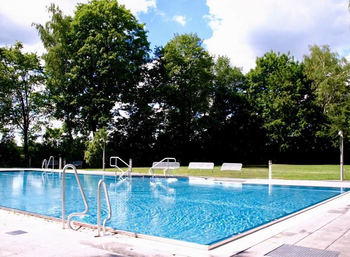 FREI Wunderschöne 1,5-Zi-Whg mit großem Balkon – Hauseigener Pool