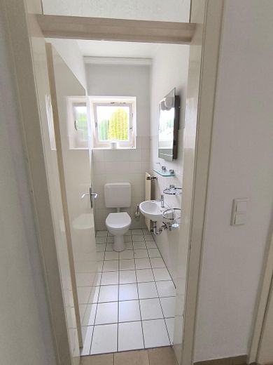 Provisionsfrei für Käufer | Familienhaus in Toplage | Bieterverfahren ab 389.000 € – Gäste-WC - Parterre