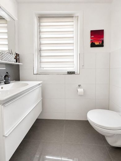 Modernisiertes Zweifamilienhaus mit zusätzlichem Wohnbereich – Gäste WC EG