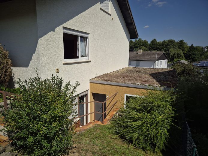 Einfamilienhaus mit Einliegerwohnung, Wintergarten, Garage und Gartenparadies auf 708 m2 – Außenansicht 2