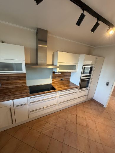 Barrierefreie 3,5-Zimmer-Wohnung in Sasel – Südwest-Balkon, Aufzug Tiefgarage, 2 TG-Plätze – Küchenzeile