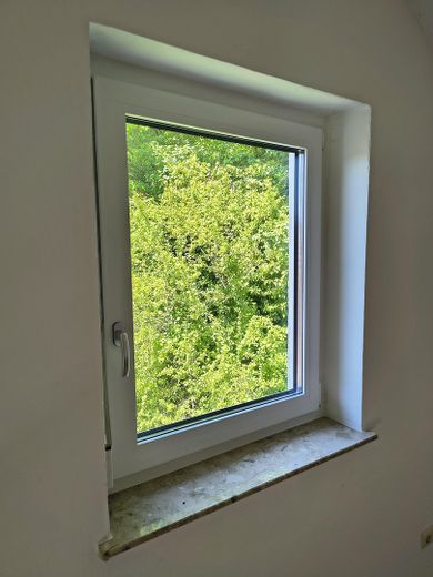 Moderne 2-Zi-Galeriewohnung mit EBK – neue Fenster seit 2025!