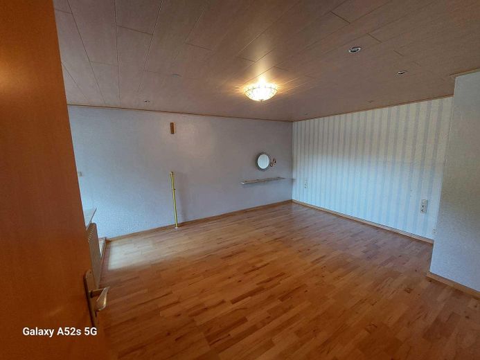 Maison individuelle avec logement indépendant, prairie en pleine nature à Friedeburg – Raum 1 Obergeschoss m. Balkon