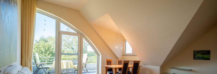 (Möblierte) 2-Zi-Wohnung mit Blick aufs Neandertal und Wallbox am TG-Platz – Wohnbereich