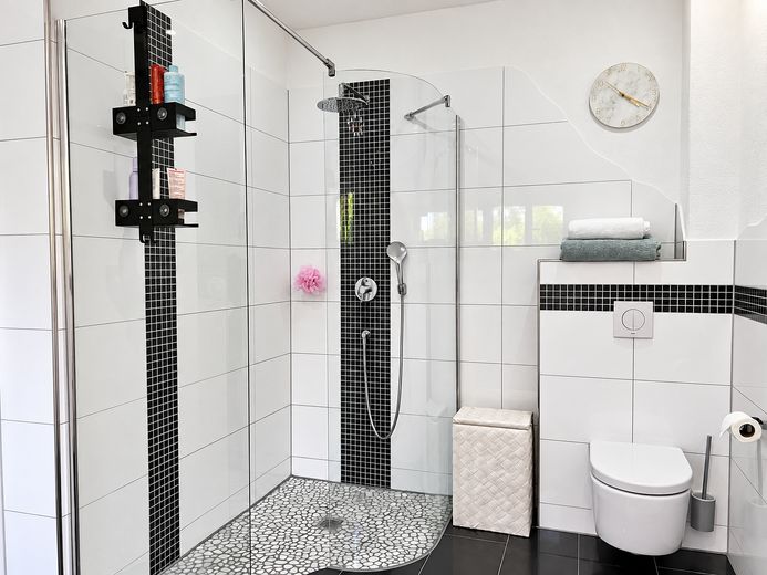 Winkelbungalow mit Sonnenterrasse und großzügigem Wohnambiente – Bad 3
