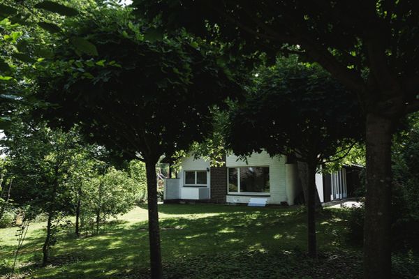 Architectenhuis · Klassieker uit de jaren 60 · Ruimte, licht en volgroeide tuin