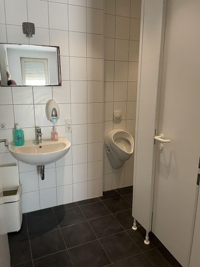 Spazio commerciale al piano terra in posizione favorevole al traffico – Herren-WC