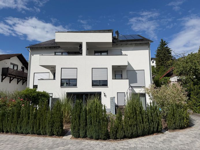 Attico di 4 locali di prima qualità con terrazza sul tetto e garage + posto auto – senza commissioni – Aussenansicht Gartenseite