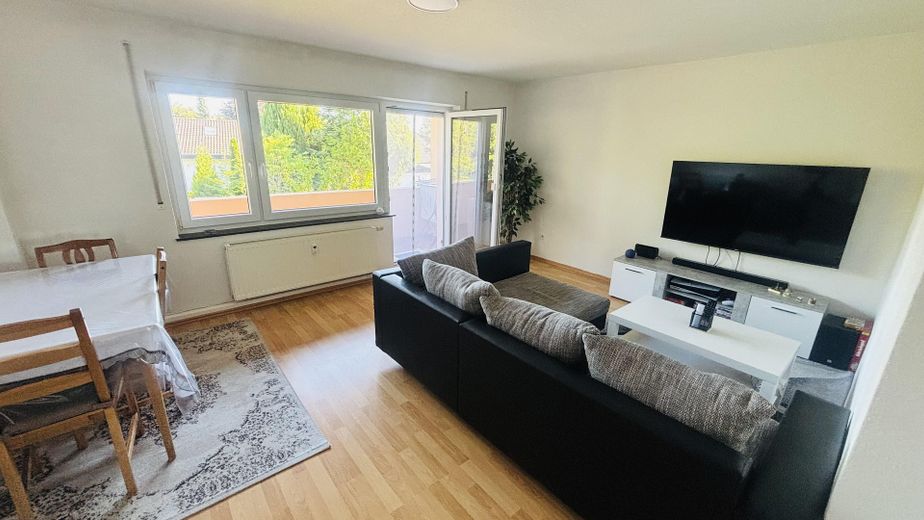Helle 3-Zimmer-Wohnung mit Balkon, Einbauküche und Garage in Onstmettingen – Wohn,- Esszimmer