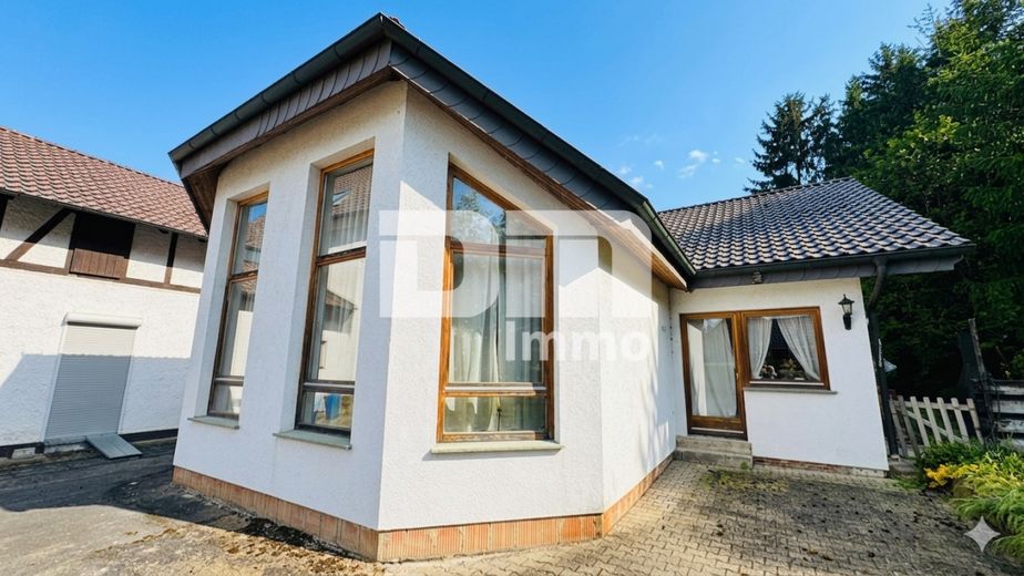 Altengerechtes Wohnen mit Charme: Großzügiger Bungalow auf großem Grundstück + Nebengebäude – Rückansicht Bungalow
