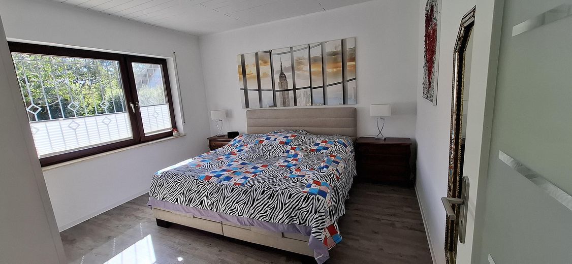Zweifamilienhaus plus Appartement - Provisionsfrei – Schlafzimmer Erdgeschoss