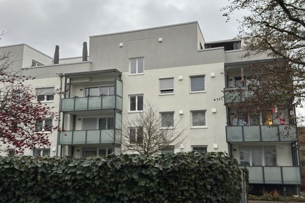 Kompletnie zmodernizowane mieszkanie 4-pokojowe o przytulnym charakterze w Schierstein