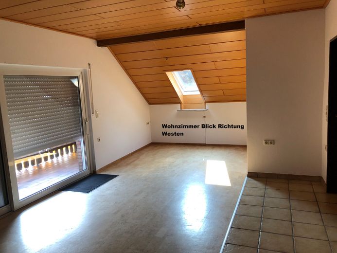 ruhige DG Wohnung mit Südb. in Wohnbereichstr. sucht langfristigen ruhigen Nichtraucher Mieter – Wohnz. Richtung Westen