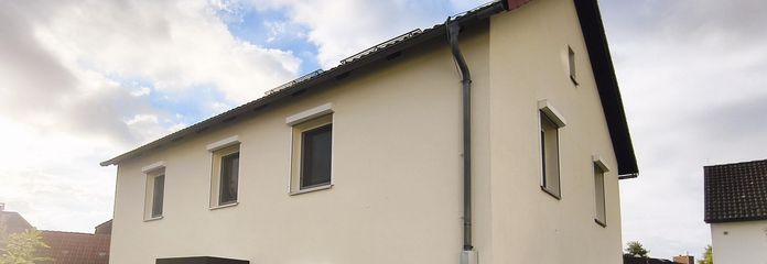 Detached two-family house in Rumpenheim, 7.5 rooms, 3 bathrooms, large garden, garage, expansion possible – Haus Eingang