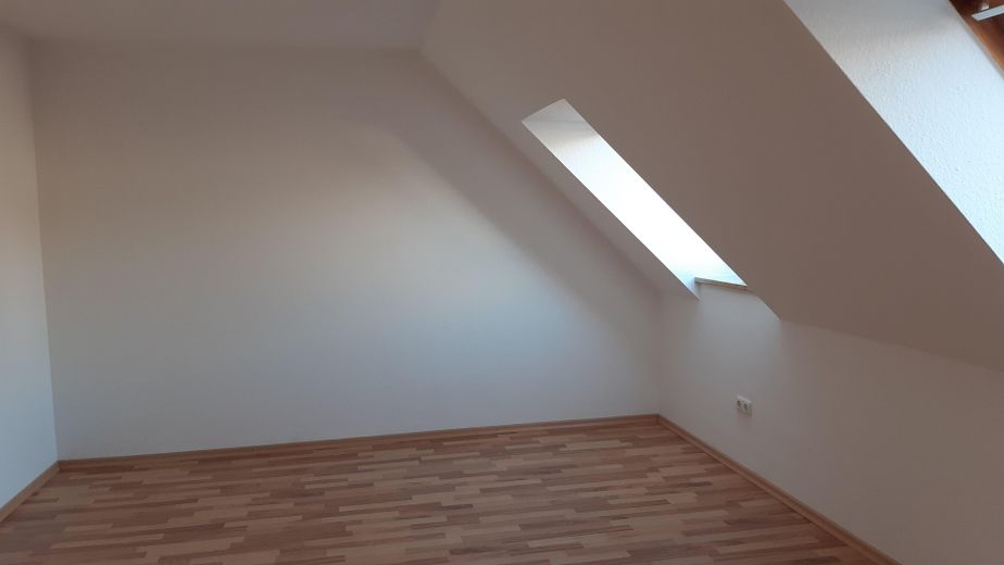 Balkonlu ve genişletme potansiyeline sahip bakımlı 3 odalı çatı katı dairesi – Aichach’ta 67 m² – Schlafzimmer
