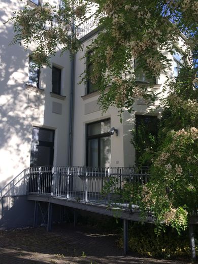 Working where others go on holiday – Office building with a view of Lake Tiefwarensee – barrierefreier Nebeneingang 