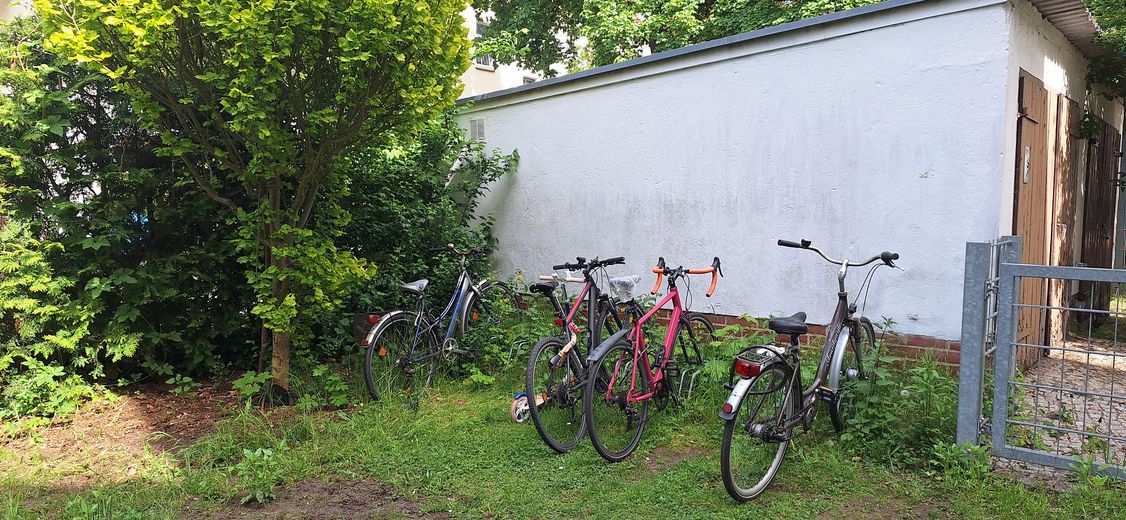 شقة فاخرة من غرفتين مع شرفة، مجهزة بكل شيء شامل في كارلشهورست – Fahrradständer