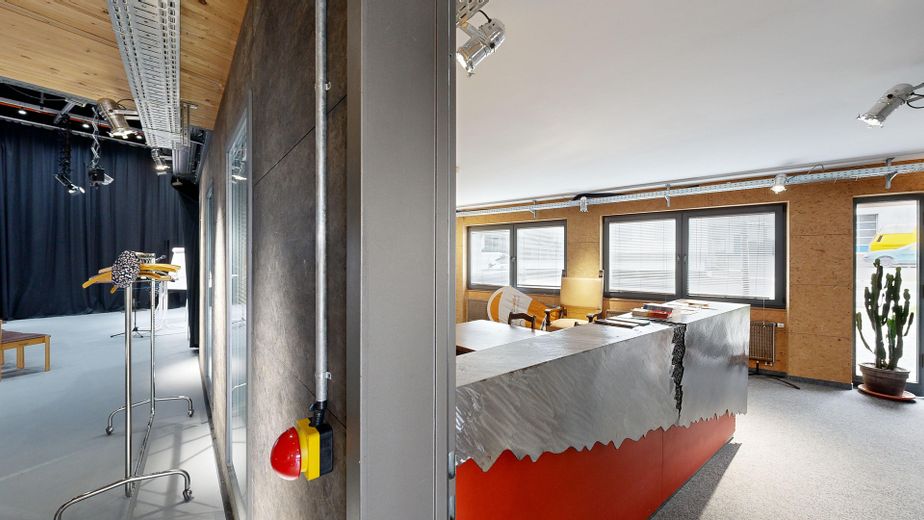 Einzigartig im Umkreis: 278m² Design-Loft-Halle + 100m² Büro-Obergeschoss, genehmigt als Wohnraum – Foyer oder Büroeingang