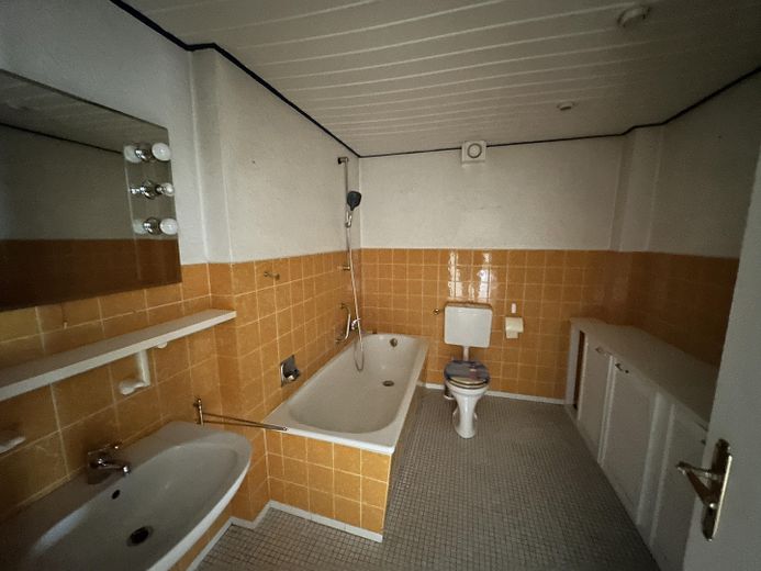 Oersdorf - Architektenhaus mit Charakter auf großzügigem Grundstück – Badezimmer