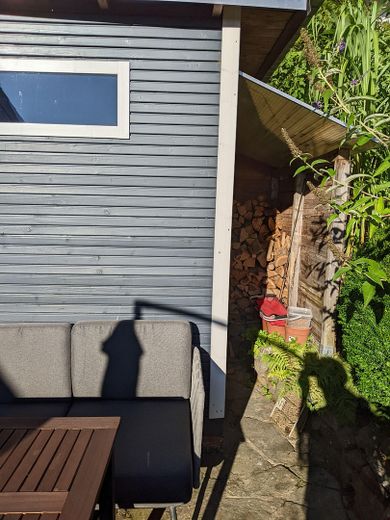 Autarkes Wohlfühlhaus – Gartensauna mit kl Holzlager